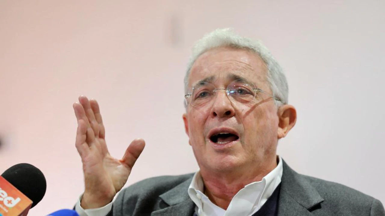 El expresidente Alvaro Uribe sugirió un acuerdo entre el Gobierno, trabajadores, empleadores y el Congreso